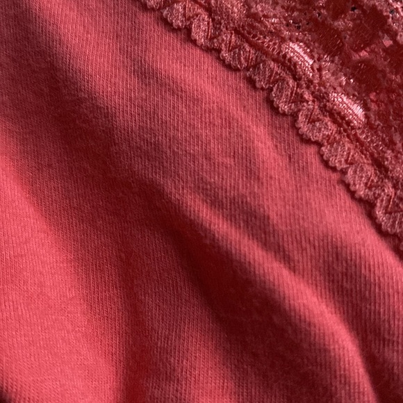 Pink lace tank top - Picture 3 of 3